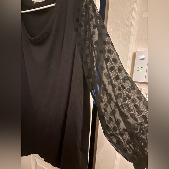 89th + Madison Black Top with Sheer Polka Dot Sleeves - Size 2X - Picture 3 of 4